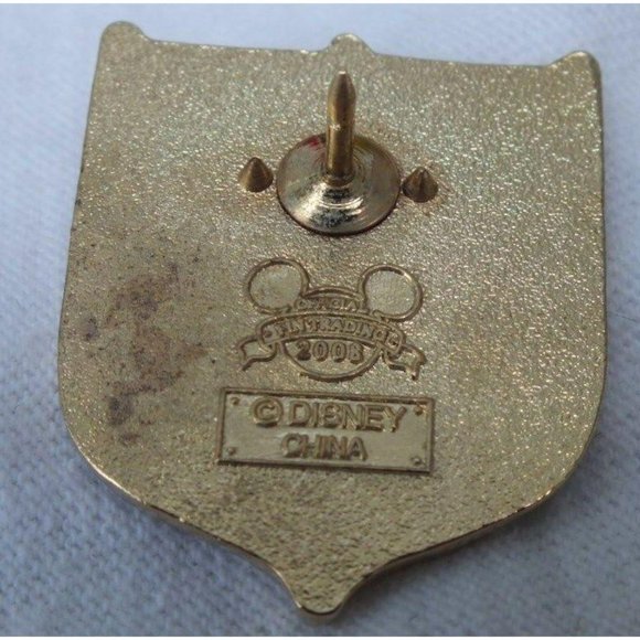 Disney Pin Shield Skull Crossbones Pirate - Picture 2 of 4